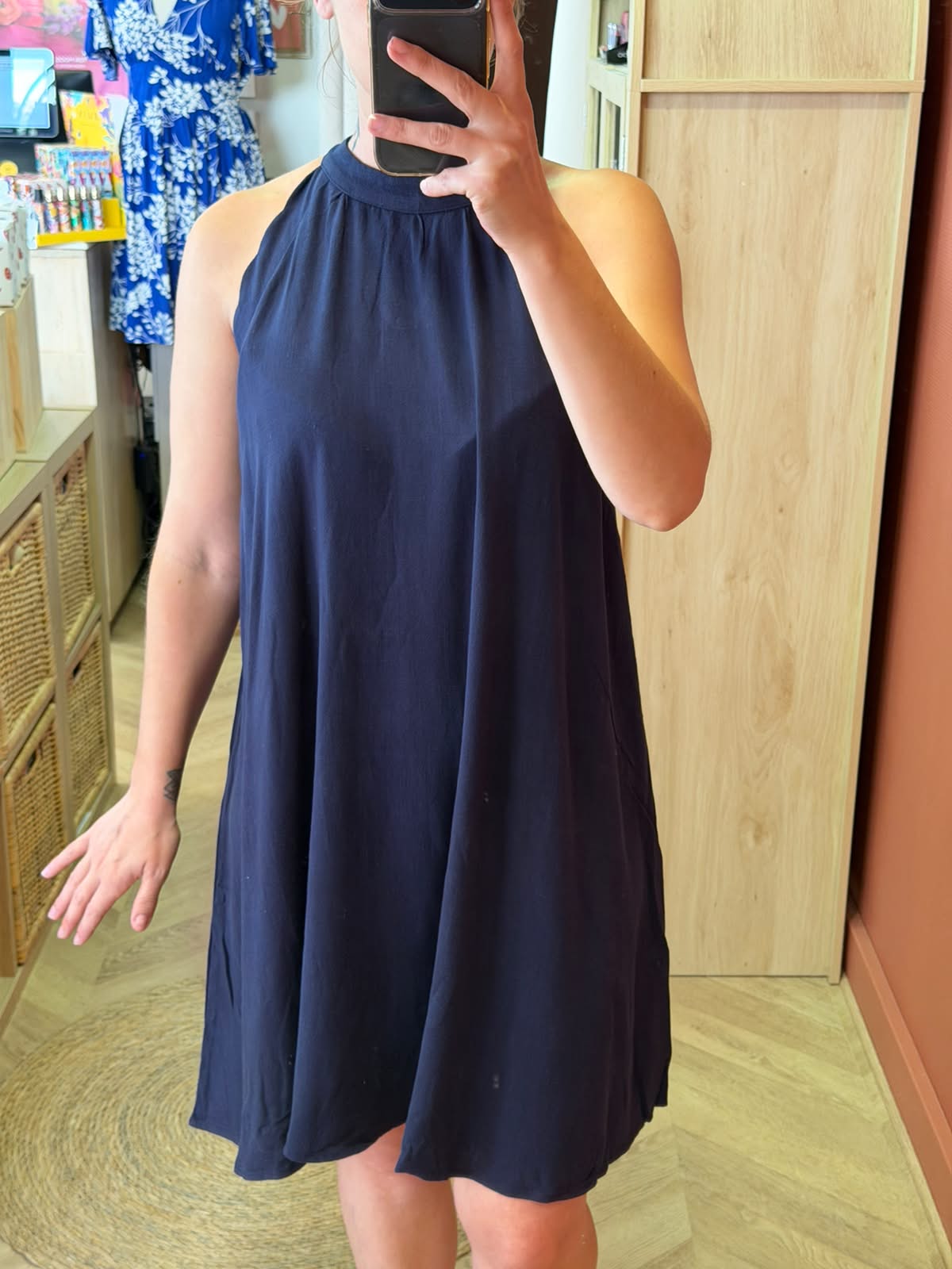 Robe fluide col montant – Élégance en toute simplicité