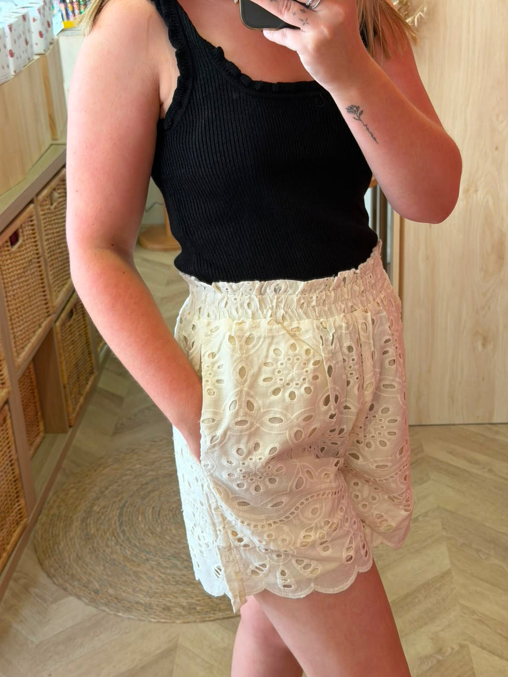 Short en broderie anglaise – L’élégance estivale