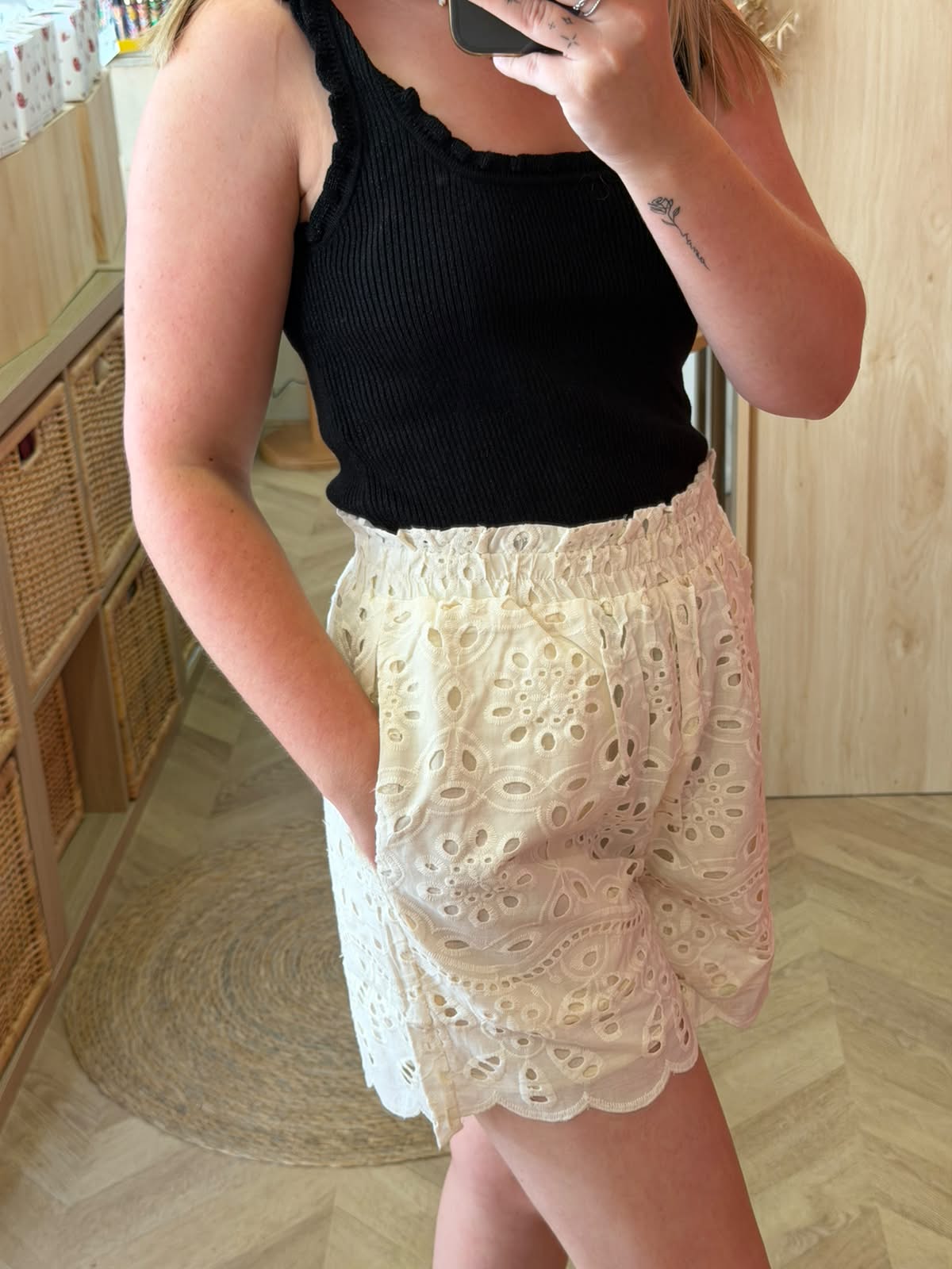 Short en broderie anglaise – L’élégance estivale