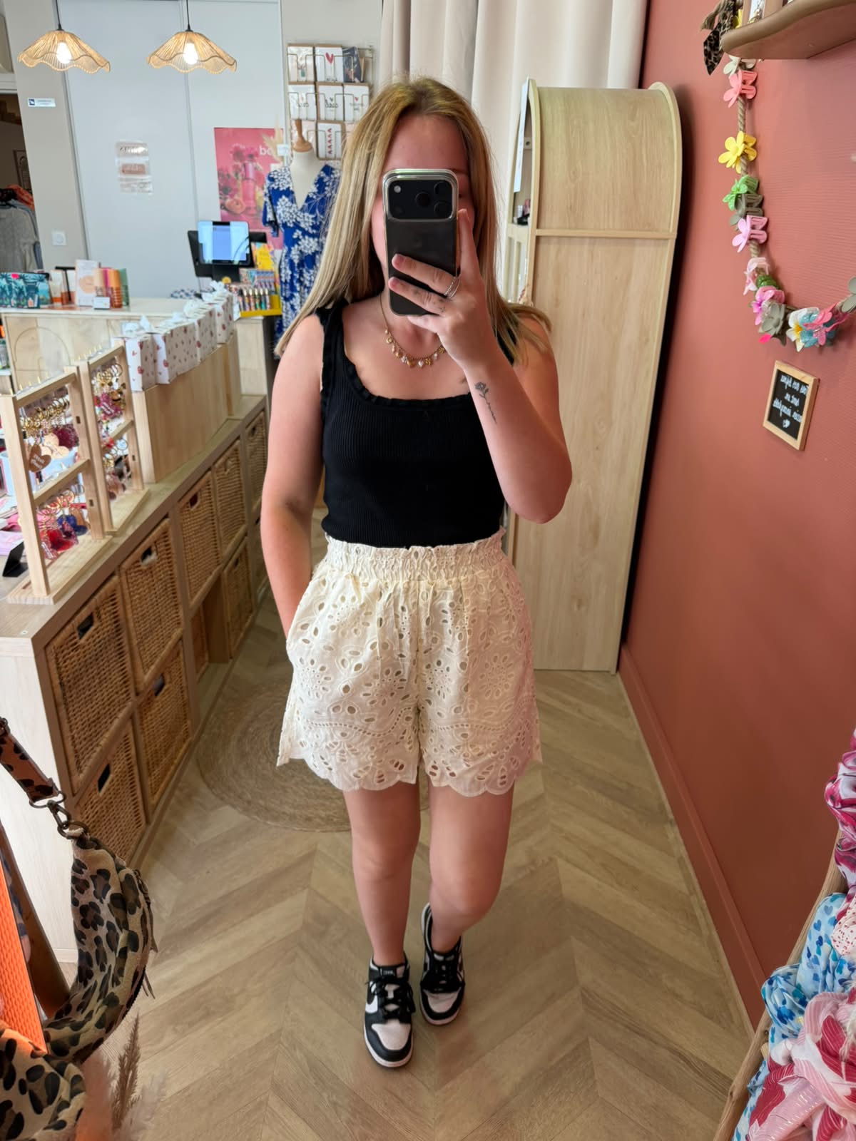 Short en broderie anglaise – L’élégance estivale
