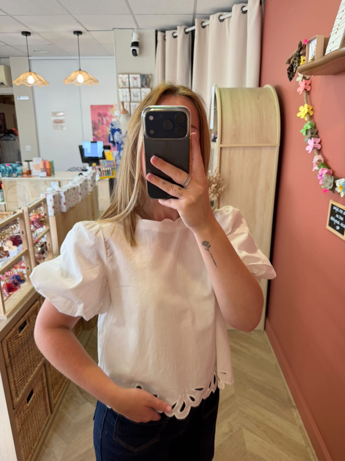 Blouse blanche brodée à manches bouffantes