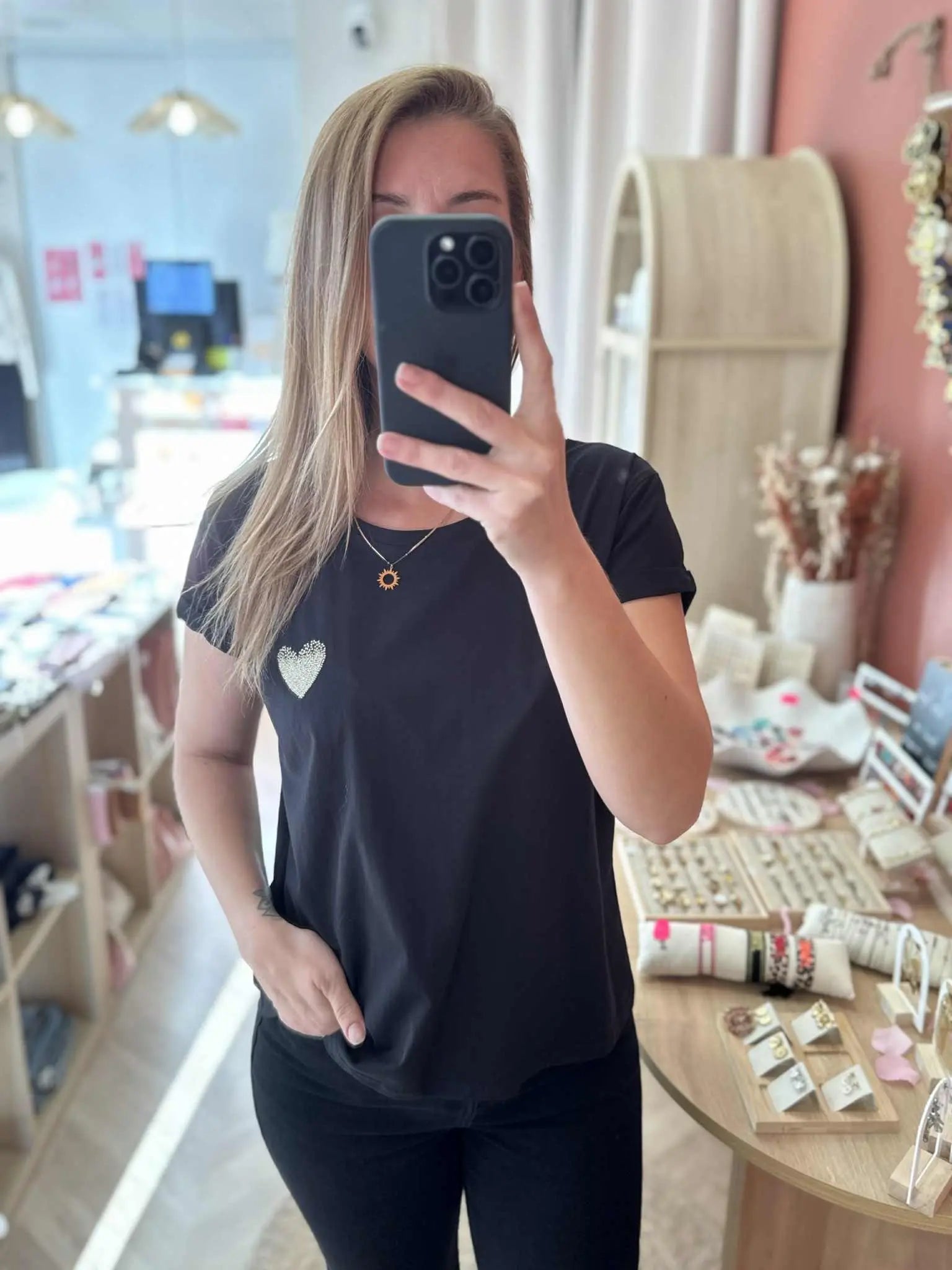 T-shirt noir coeur doré brodé